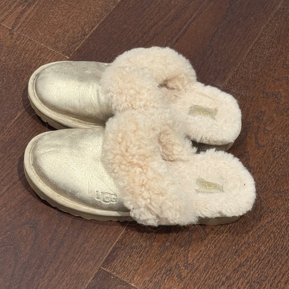 UGG Kids Gold Slip-On with Plush Cream Lining Size 5 - Picture 3 of 6